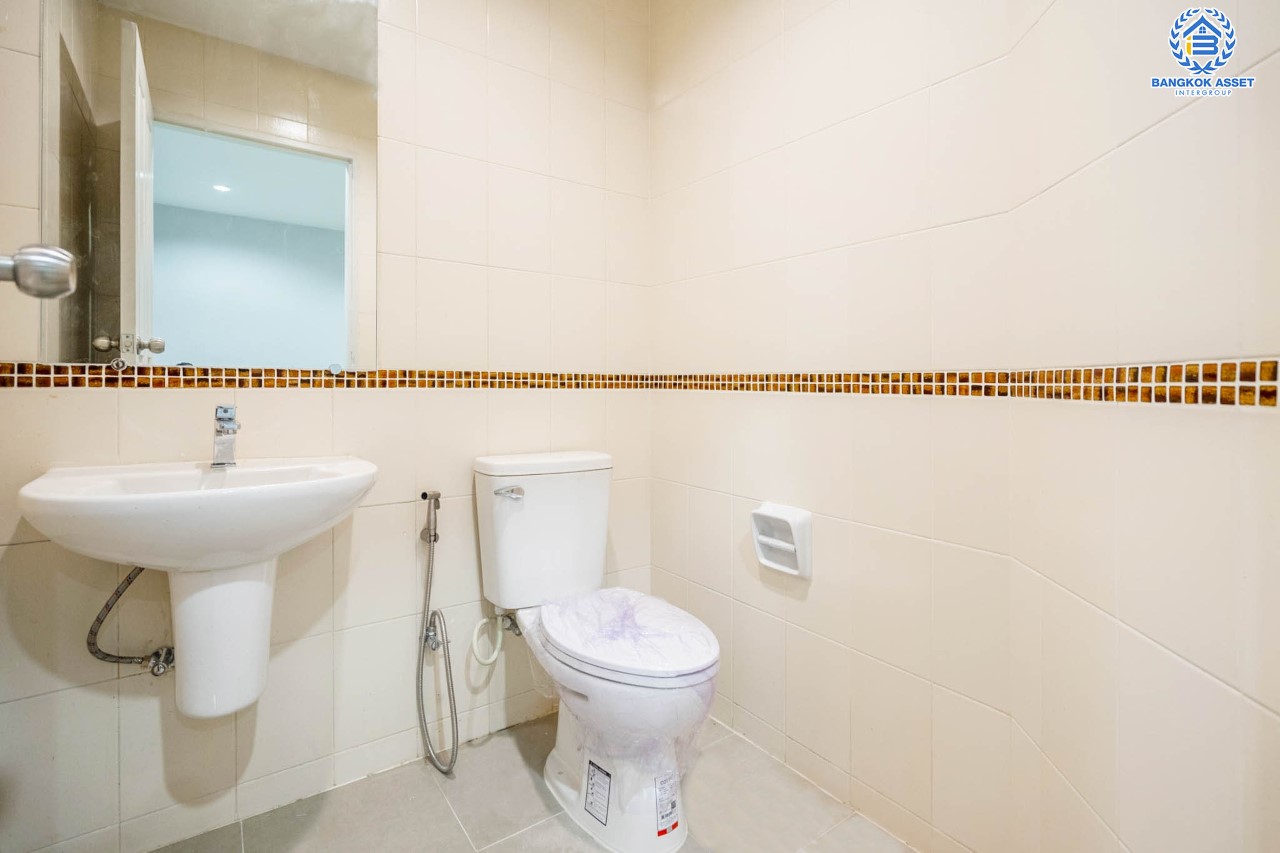 บ้านมือสองตกแต่งใหม่ แบรนด์หรู Sansiri โครงการ พลัสซิตี้พาร์ค งามวงศ์วาน25 ทาวน์โฮม 3 ชั้น ใจกลางเมือง เนื้อที่ 21.3 ตร.ว. ฟังก์ชันพร้อม 3 ห้องนอน 3 ห้องน้ำ จอดรถได้ 2 คัน บนทำเลศักยภาพ เข้า-ออกได้ 3 เส้นทาง ใกล้แหล่ง Community ชั้นนำ เดอะมอลล์งามวงศ์วาน ทางด่วน "งามวงศ์วาน" และรถไฟฟ้า "สถานีศูนย์ราชการนนทบุรี"